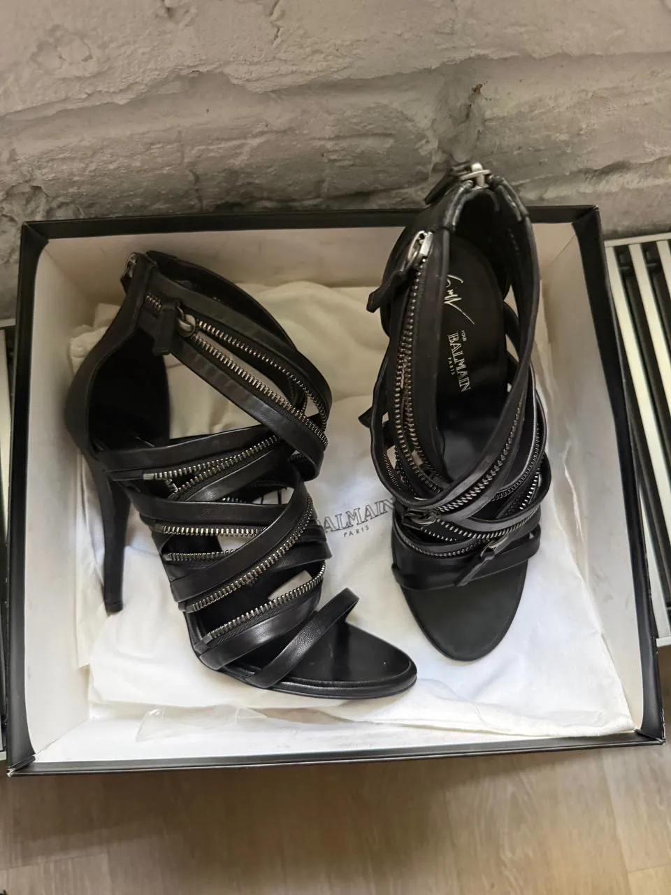 Giuseppe Zanotti Giuseppe Zanotti pour Balmain Leather Zipper Strappy Sandals