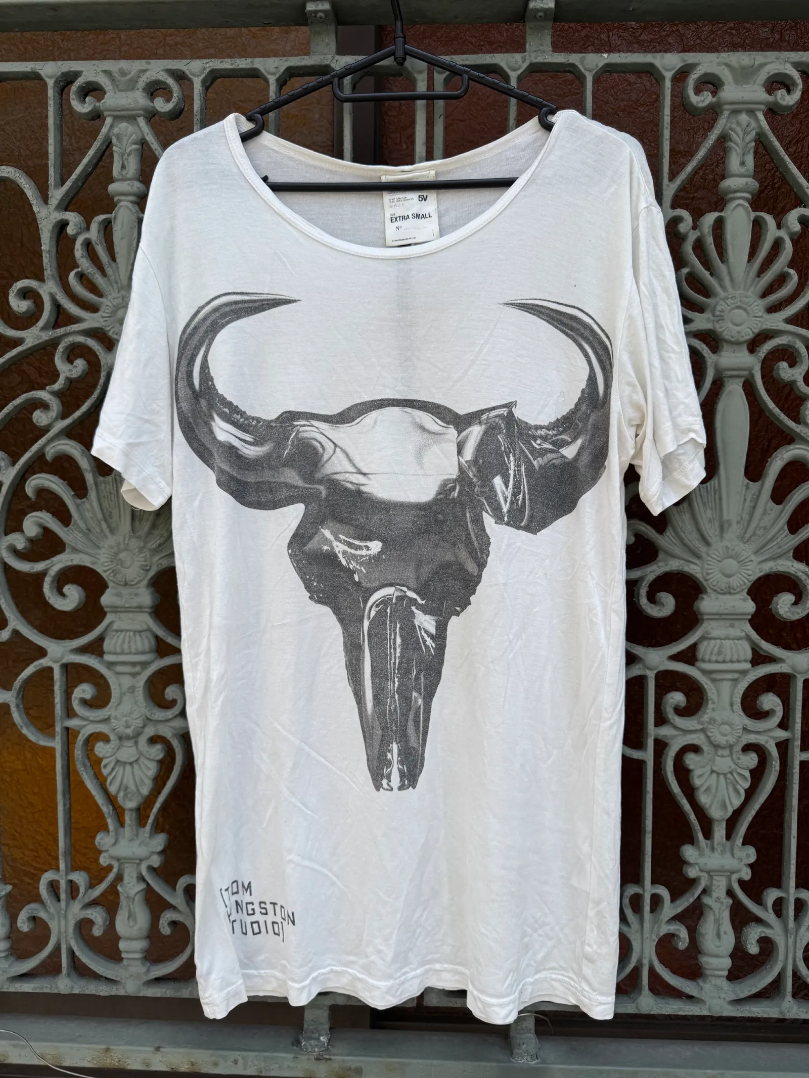 Attachment ATTACHMENT × Tom Hingston Studio (5V) Bull Skull T-Shirt