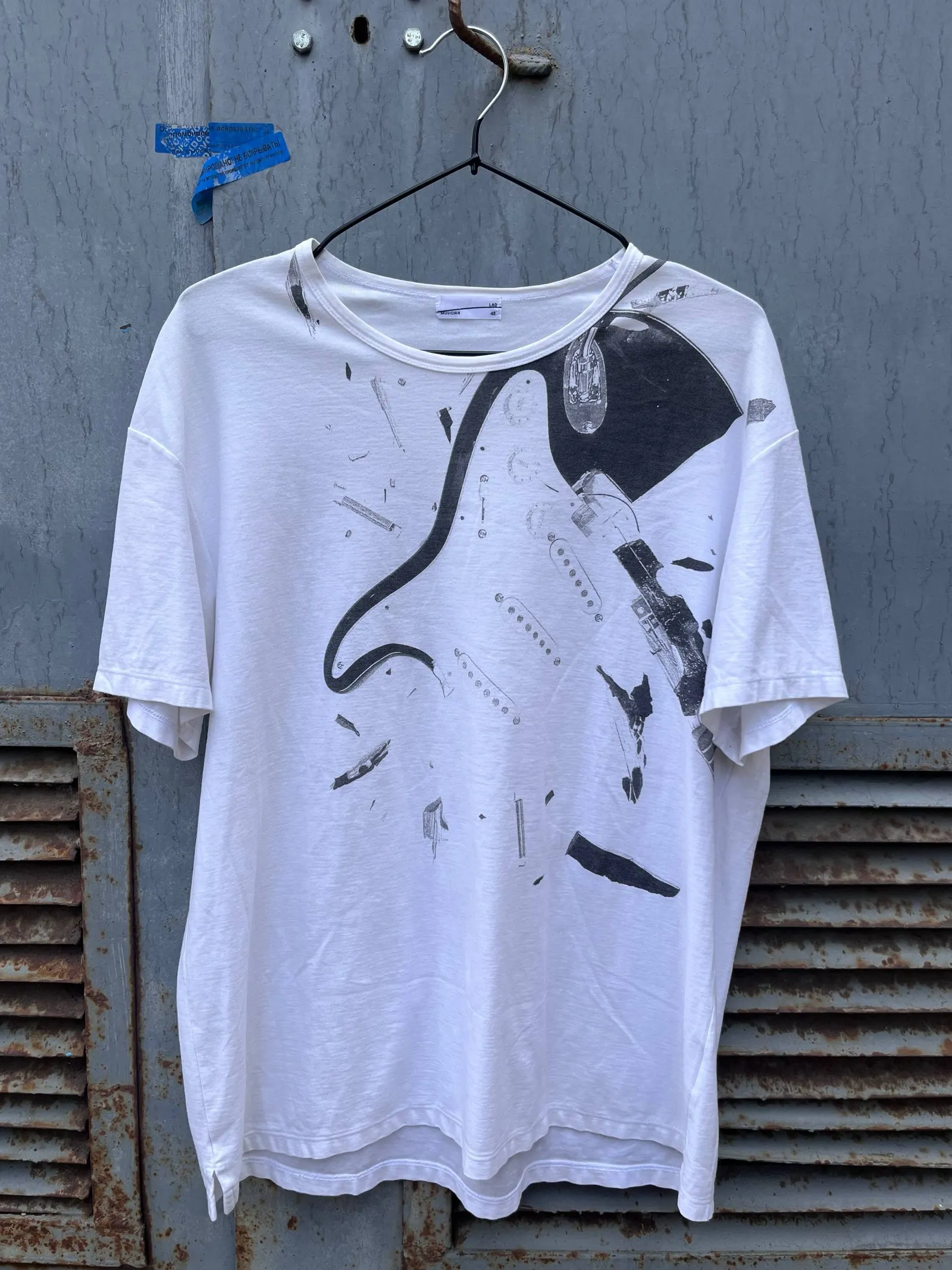 LAD MUSICIAN LAD MUSICIAN Broken Guitar Graphic Tee